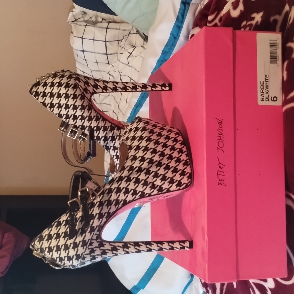 Rare Bestey Johnson platform pumps "can't find anymore" size 6 black and white